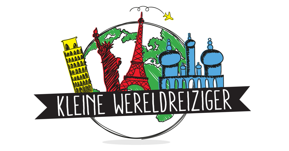 Illustration d'un globe terrestre avec des monuments célèbres colorés en avant-plan : la tour de Pise jaune inclinée, la statue de la Liberté rouge, la tour Eiffel rouge, et une mosquée bleue, avec un petit avion jaune volant au-dessus. Le texte « Kleine Wereldreiziger » est écrit en blanc sur une bannière noire traversant le centre de l'image.