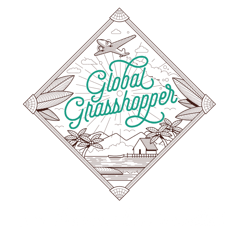 Logo de Global Grasshopper montrant un avion vintage volant au-dessus d'un paysage tropical avec palmiers, une petite maison au bord de l'eau, un bateau et des montagnes en arrière-plan, avec la devise « Pour la route moins empruntée » en dessous.