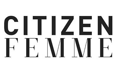 Texte en majuscules affichant les mots CITIZEN FEMME en noir sur fond blanc.