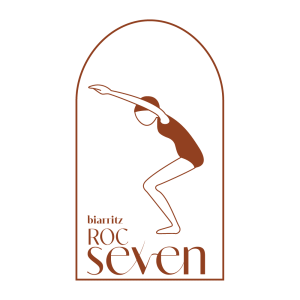 Silhouette d'une personne en position de flexion avec les bras étendus vers l'avant à l'intérieur d'une arcade, avec le texte « Karadik Roc Seven » en dessous.