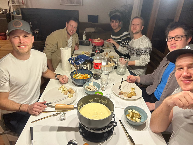 hypt Team isst Fondue
