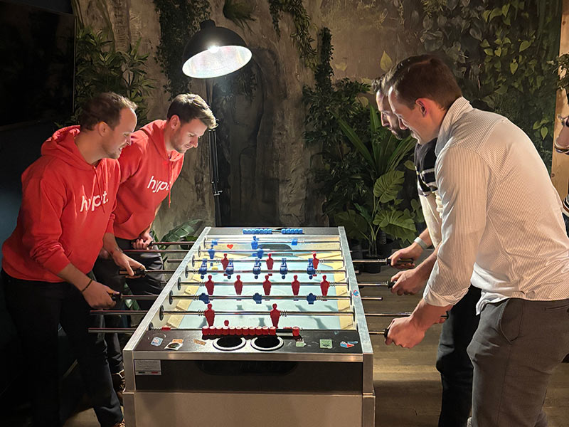 hypt Team spielt Tischfussball