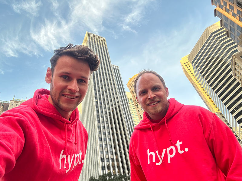 Tobias und Pascal stehen vor Gebäuden