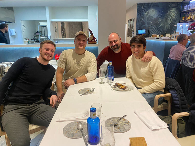 Team in Valencia beim Weihnachtsessen