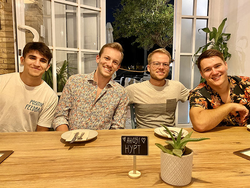 hypt Gruppenbild im Restaurant