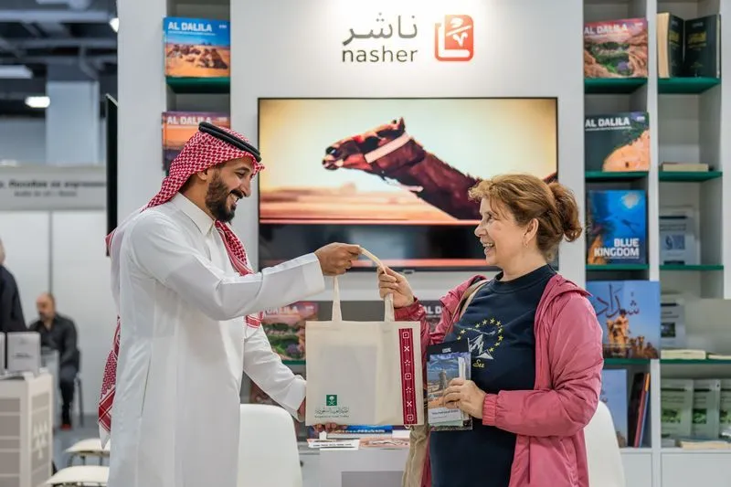 زائر يتصفح إصدارات ناشر