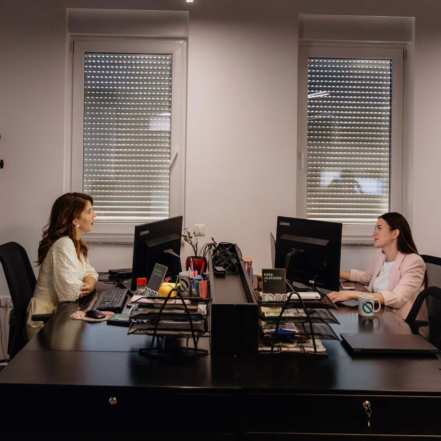 Dvije članice TQORE tima razgovaraju o projektu klijenta u kancelariji u Banjoj Luci