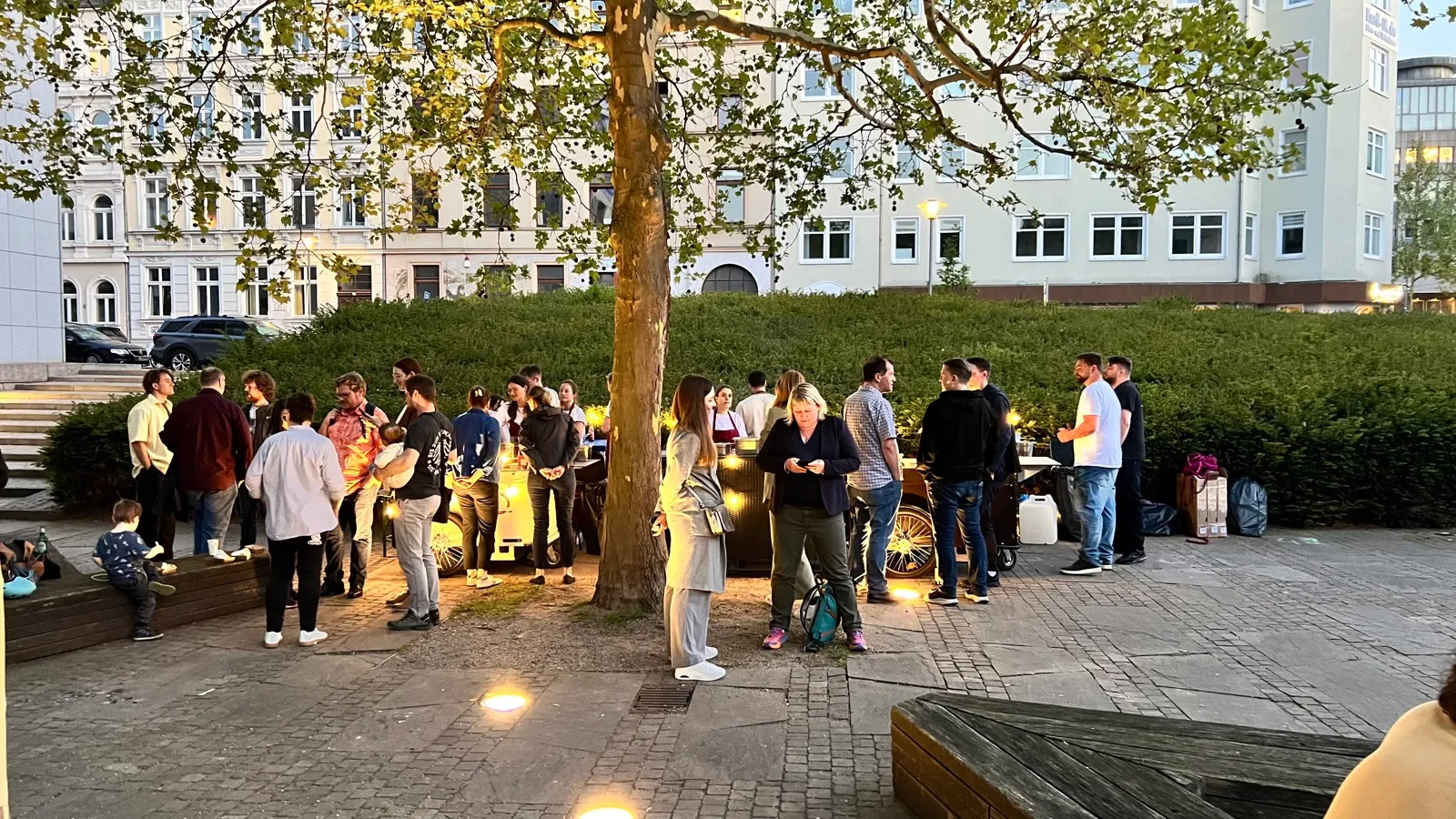 Abendliches Event mit Gästen an der Live-Cooking-Station