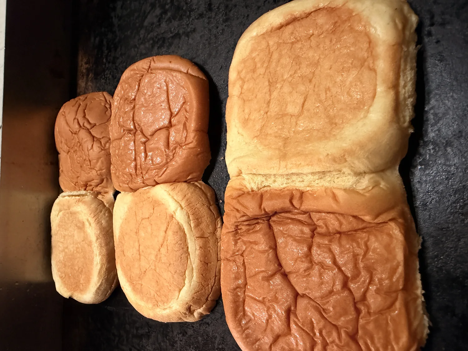 Burger Buns werden auf der Grillplatte goldbraun getoastet
