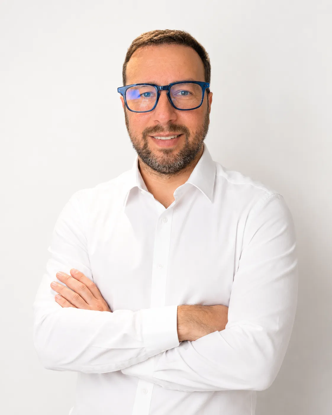 Alan Eves, digital growth consultant, portrait photo with arms crossed