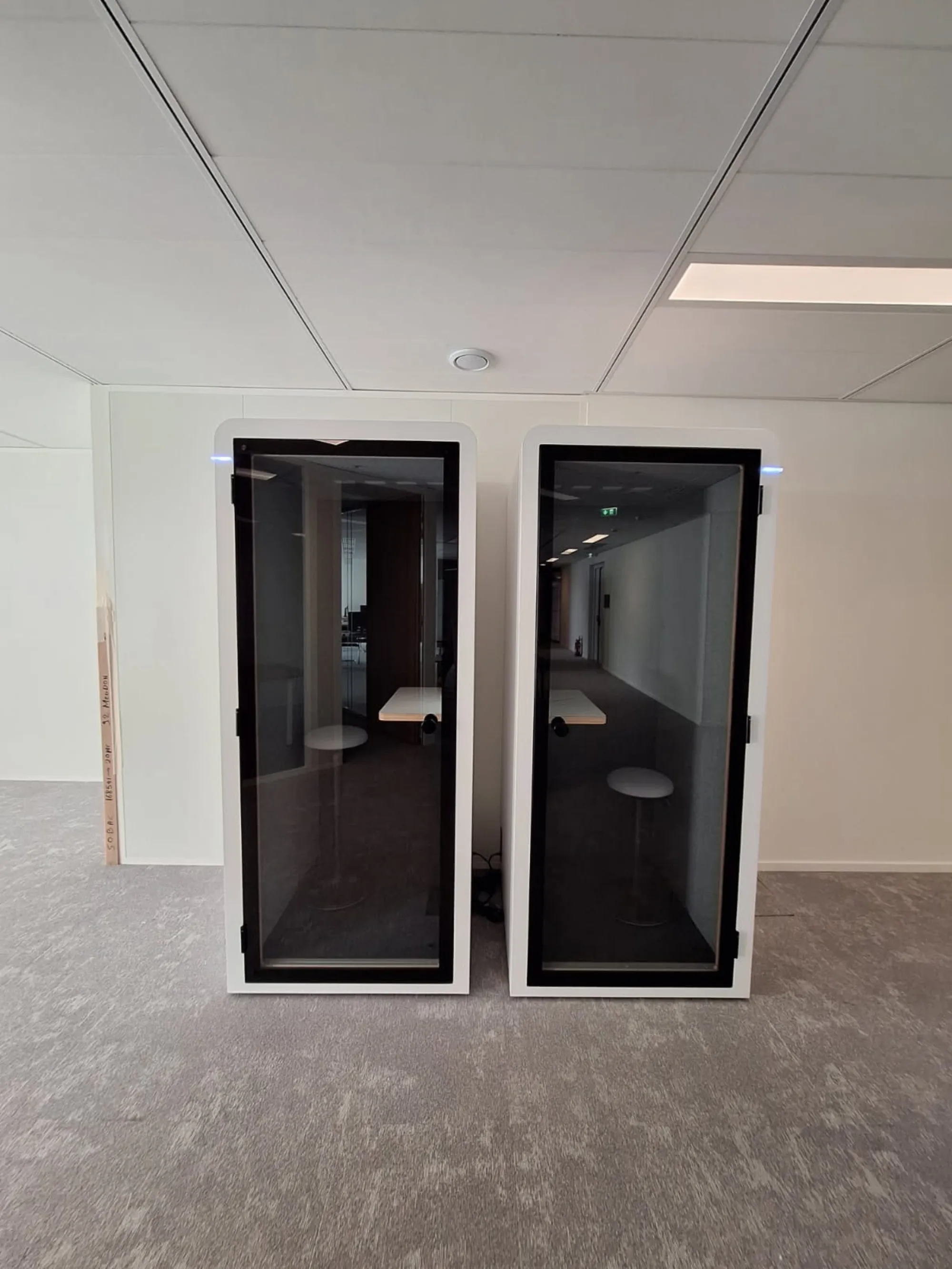 Cabine debout pour les appels flash