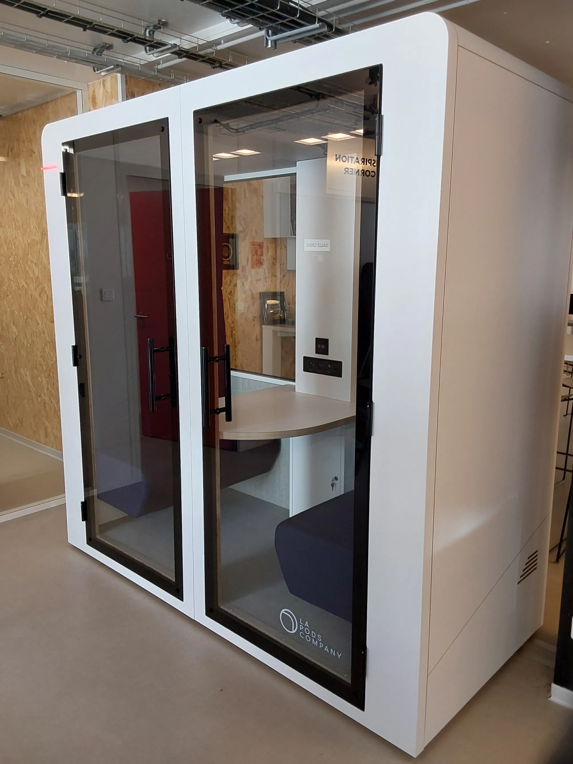 Cabine acoustique Duo installée dans les bureaux d'une compagnie aérienne