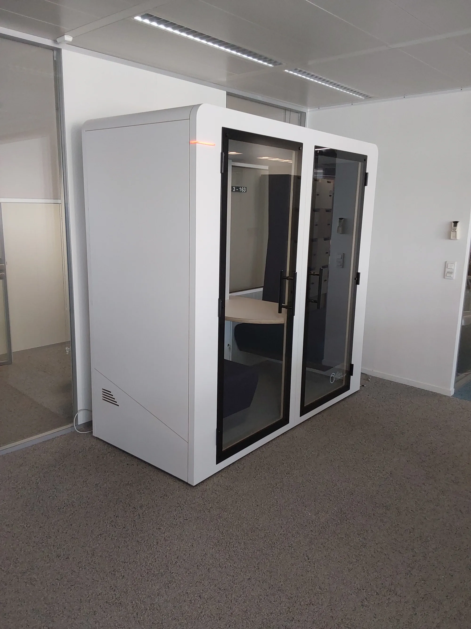 Seconde cabine Duo en open space aéroportuaire