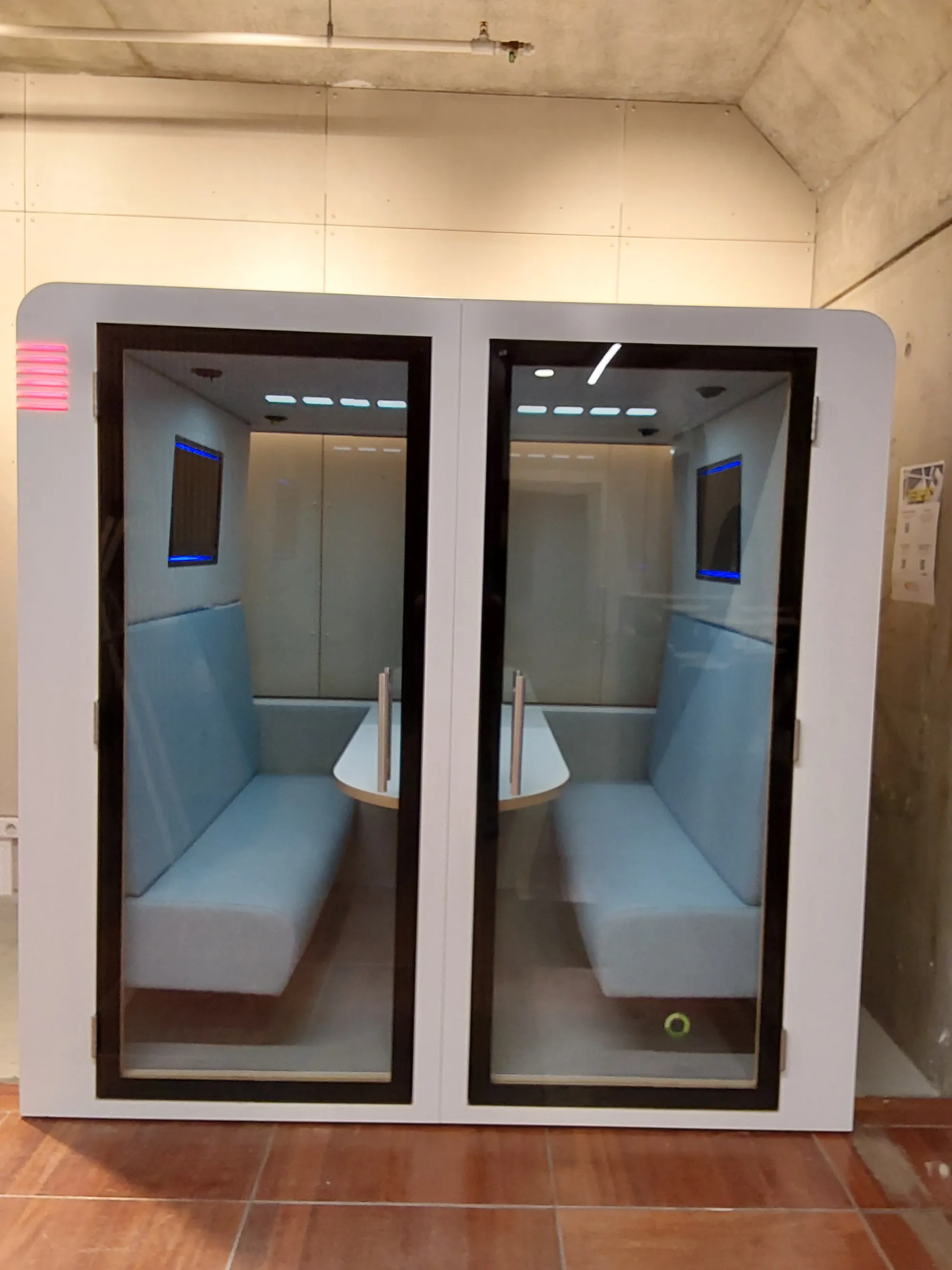 Cabine acoustique de réunion sur un campus d'école de management