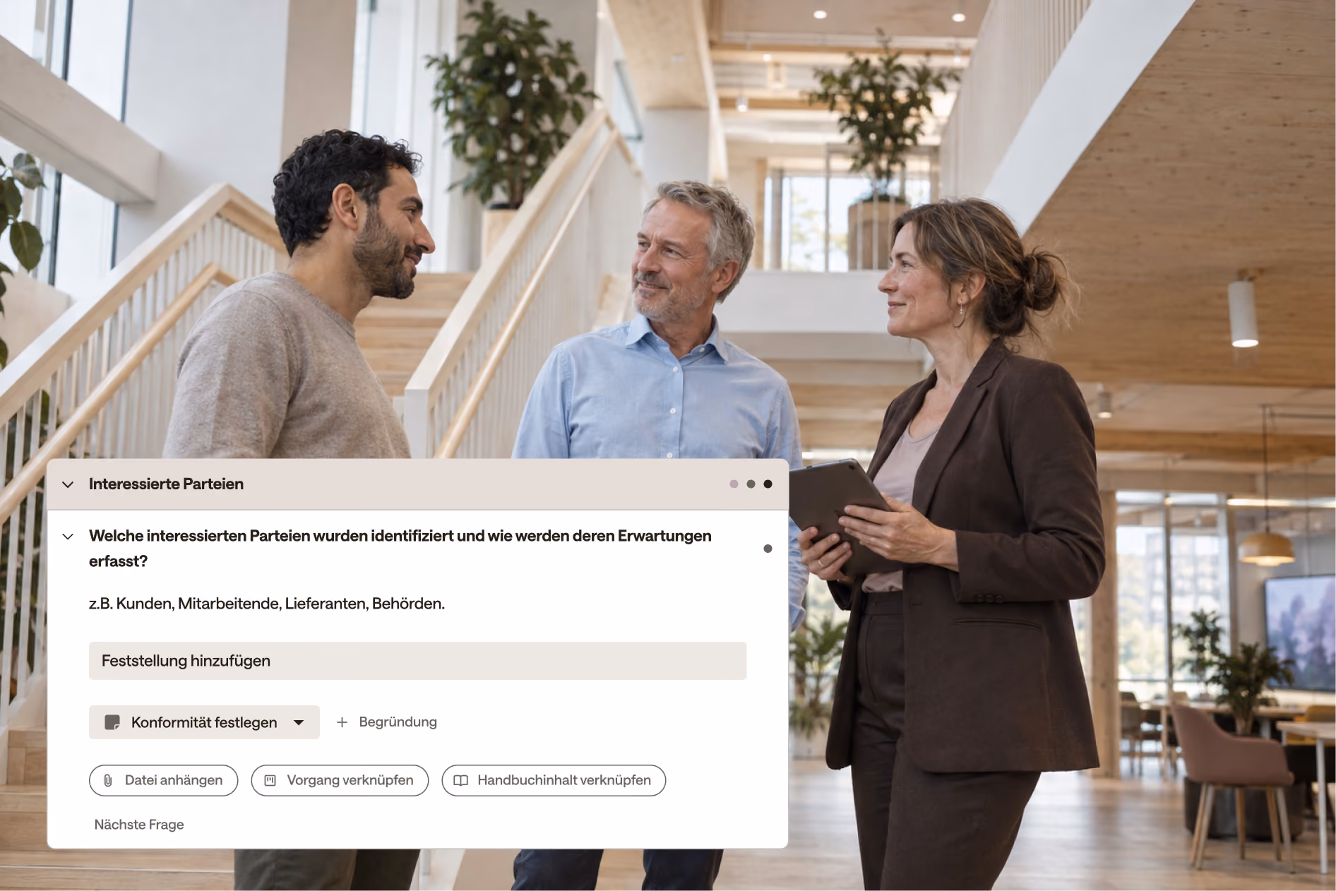 Zwei Männer und eine Frau im Gespräch in einer hellen Eingangshalle eines Bürogebäudes. Im Vordergrund ein Element aus dem Vorgangsmanagement-Modul