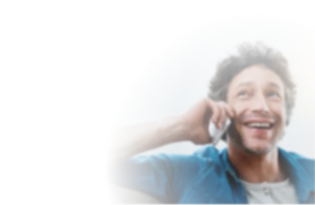 Mann telefoniert lächelnd, Kontaktaufnahme zur Alltagsbegleitung in Salzgitter