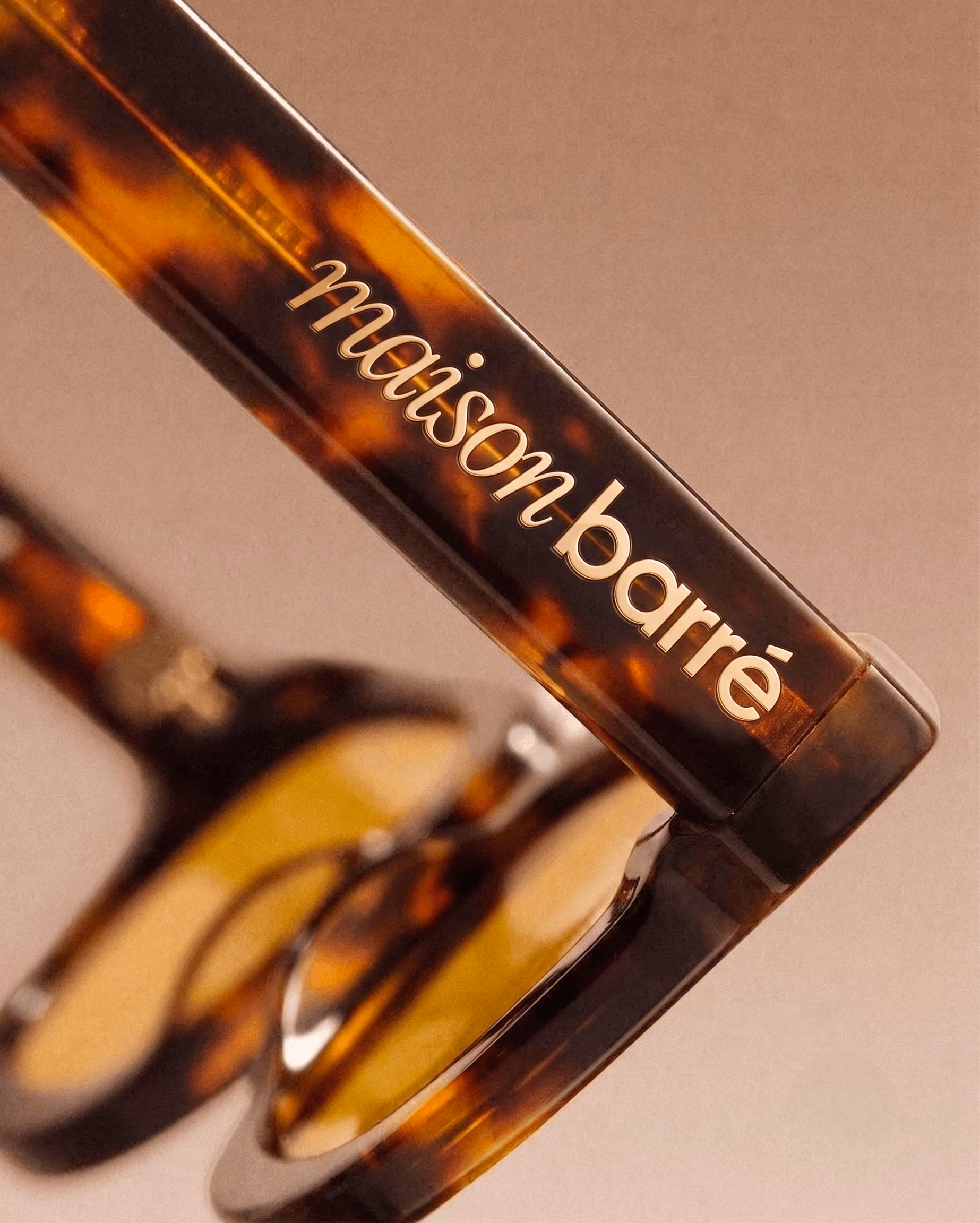 Exemple d'application de l'identité visuelle pour Maison Barré : zoom logo branche lunettes
