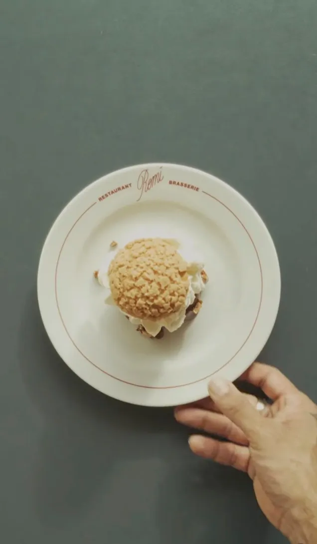 Chou à la crème served on a Remi-branded plate