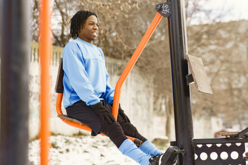 A person is sitting outdoors taking a break after physical activity in a calm setting. The image illustrates medically supported weight loss as part of a long-term treatment plan, where medication is combined with healthy lifestyle habits to improve weight and metabolic health.