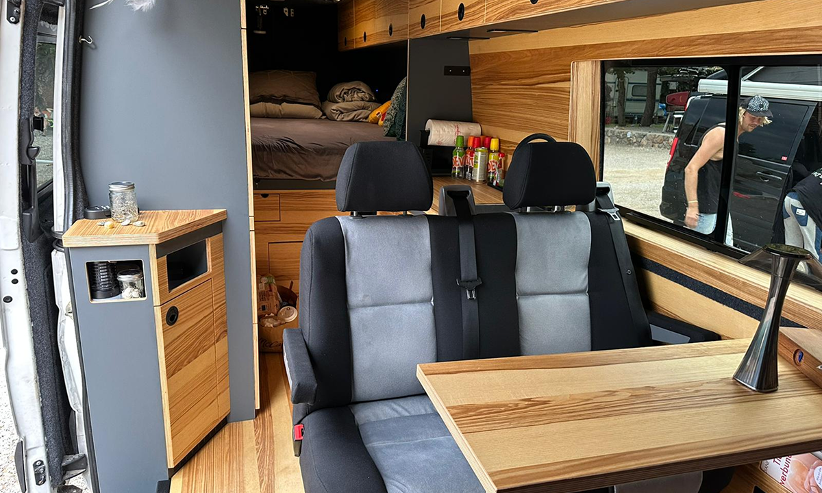 Wohnbereich im Camper mit Sitzgruppe