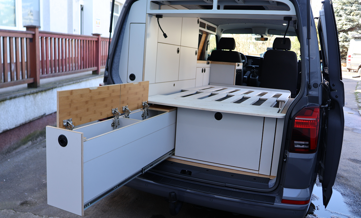 Camper-Ausbau mit geöffneter Heckklappe