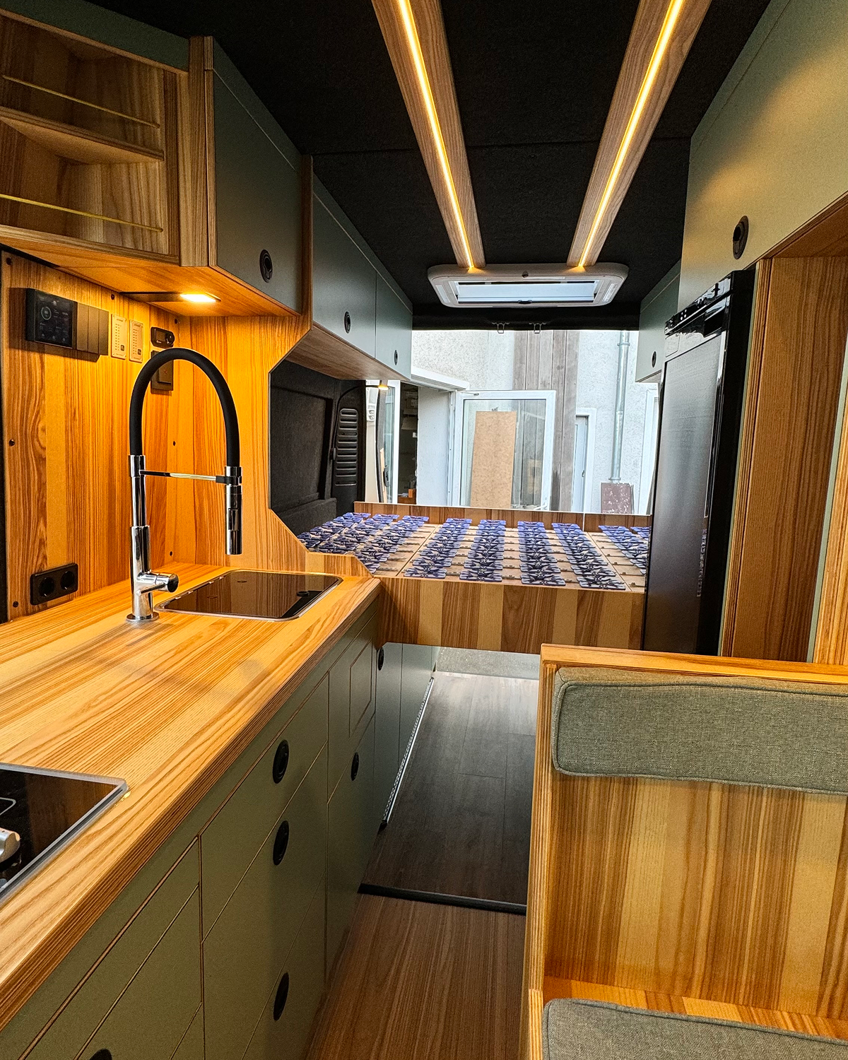 Heller Camper-Ausbau mit Stauraum