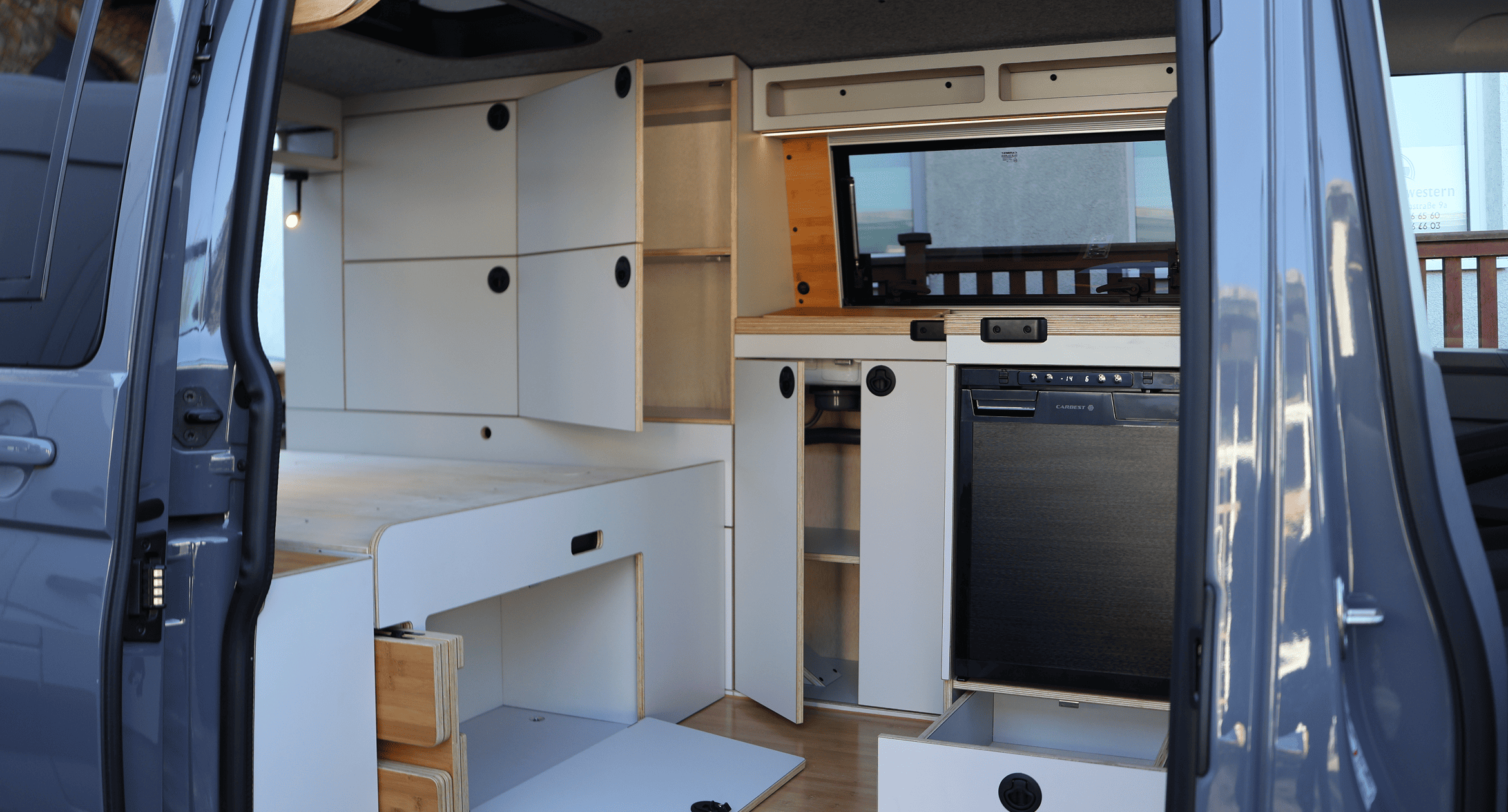 Heller Camper-Innenausbau mit maßgefertigten Schränken