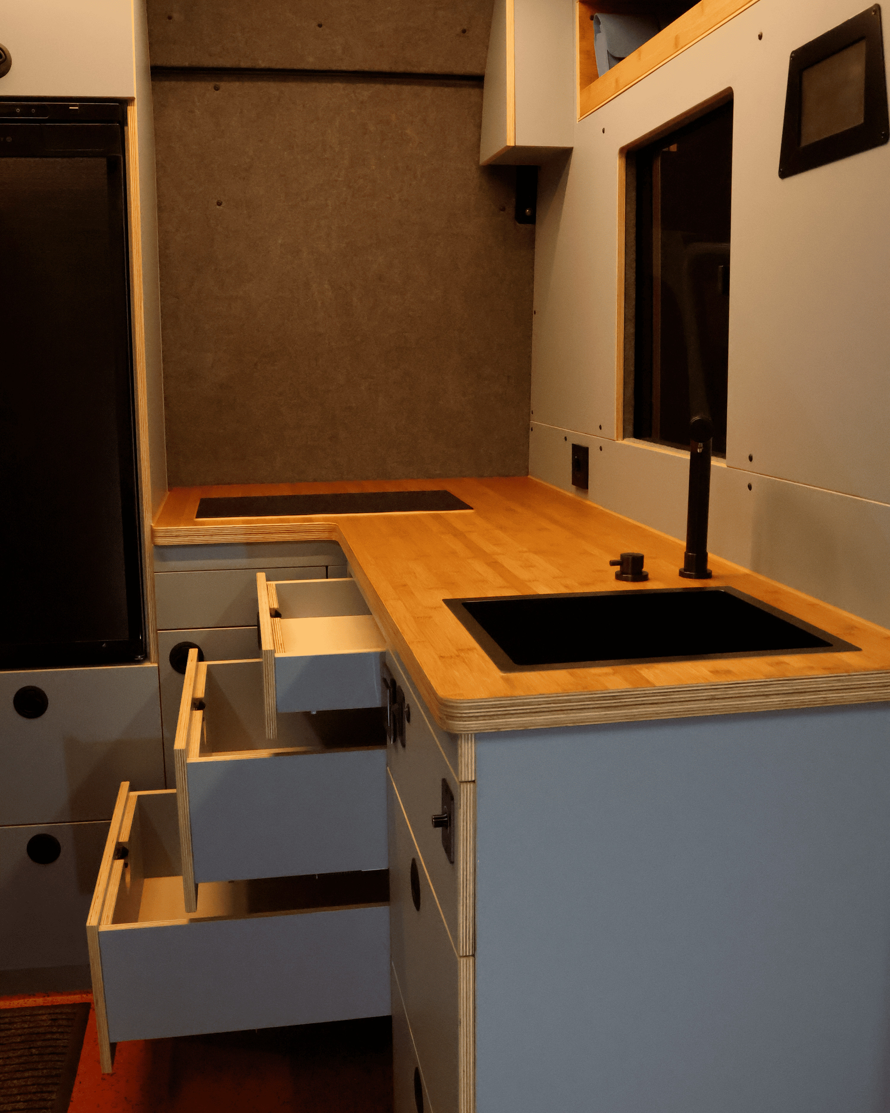 Maßgefertigte Möbel im Camper-Innenausbau