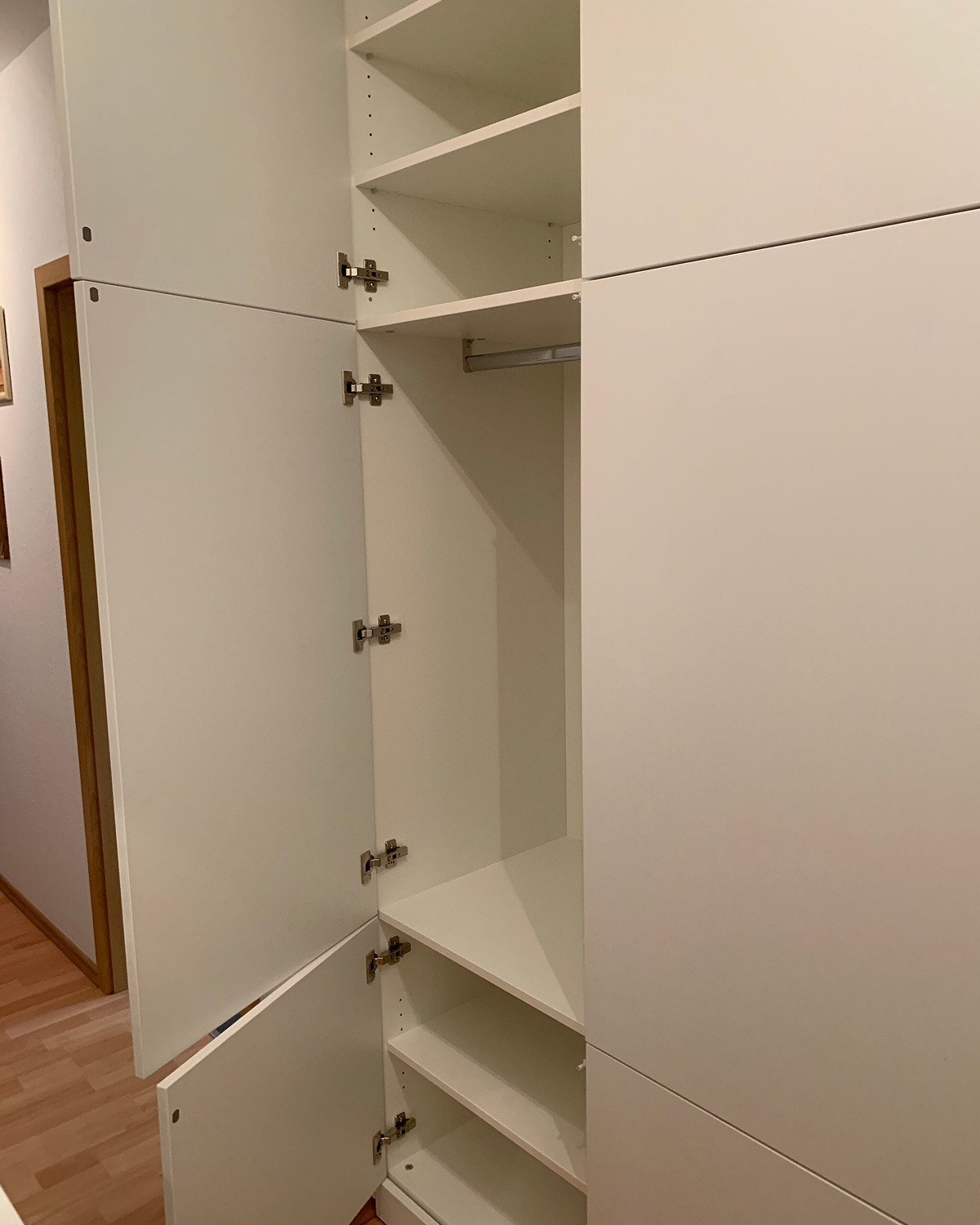 Geöffneter raumhoher Einbauschrank