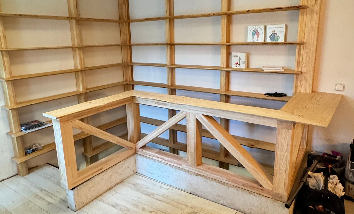 Maßgefertigte Holzregale mit Treppengeländer