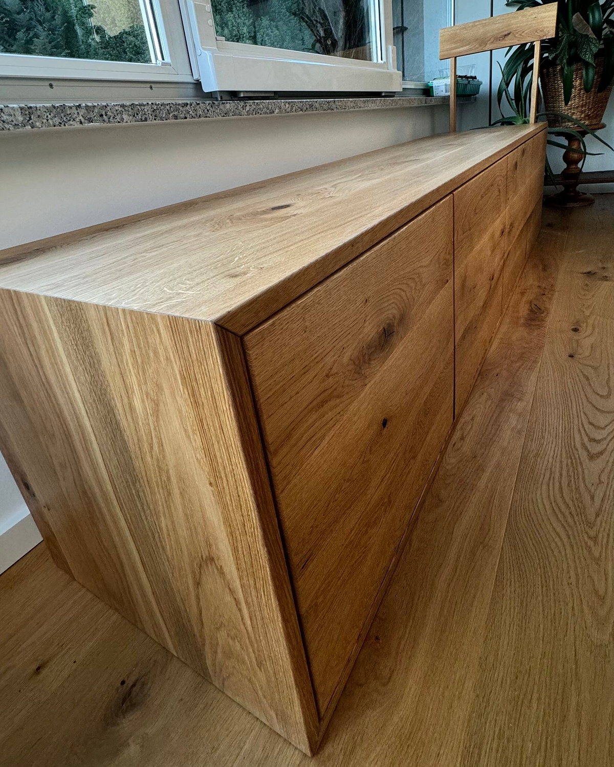 Eichen-Sideboard mit grifflosen Fronten