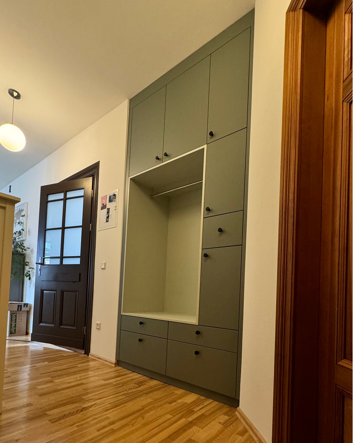 Grüne Garderobe als passgenauer Einbau