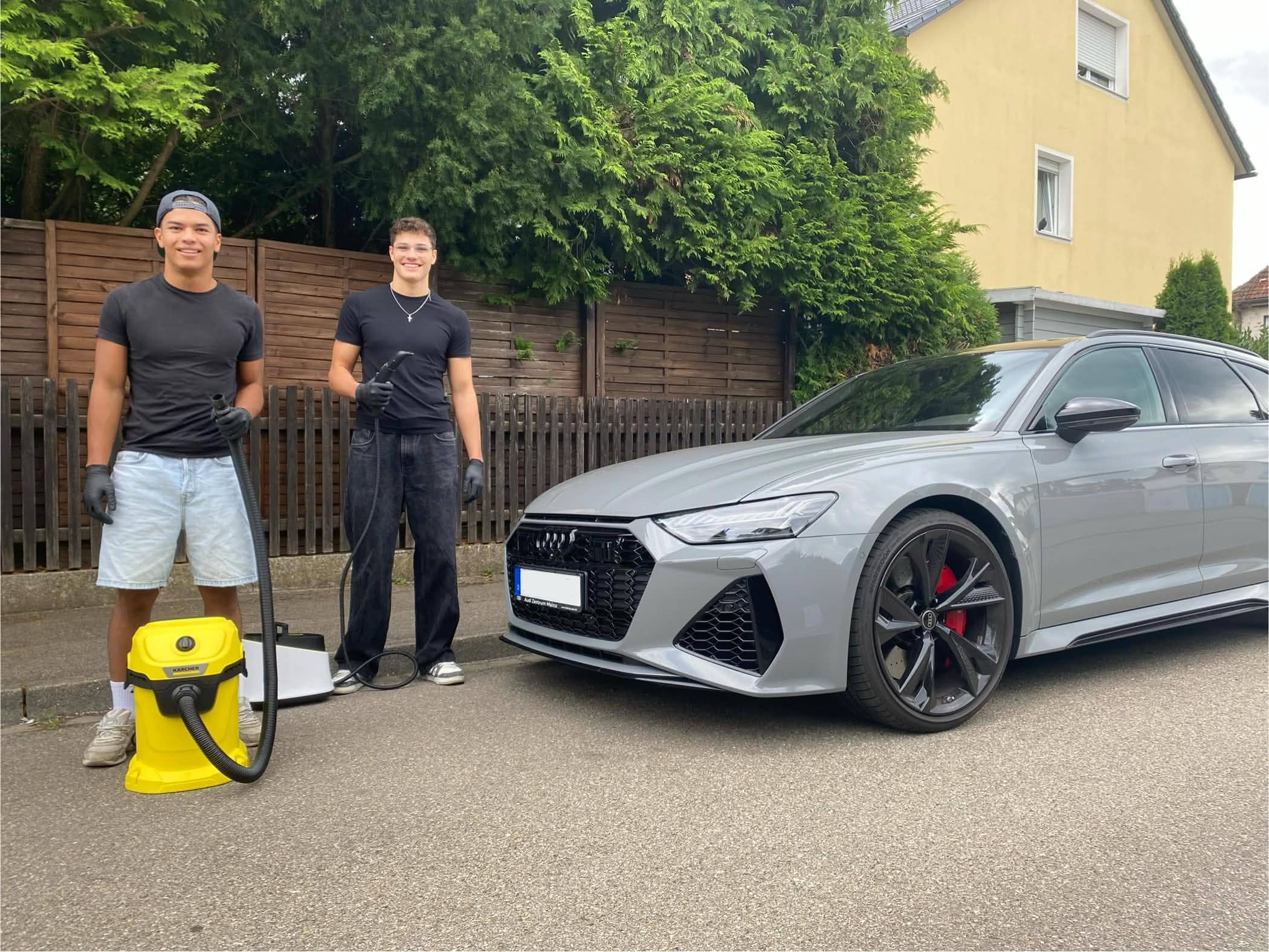 Das Experten-Team von WS Detailing für mobile Innenraumaufbereitung in Augsburg & Umgebung vor einem Premium-Fahrzeug mit professionellem Equipment.