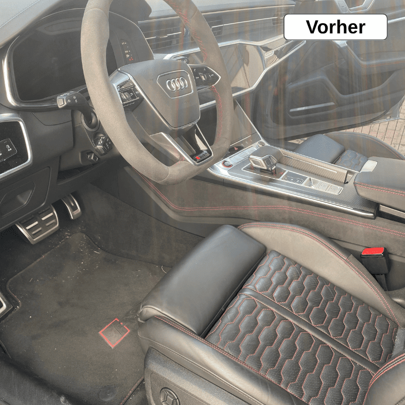Verschmutztes Cockpit und verklebtes Alcantara-Lenkrad vor der mobilen Reinigung