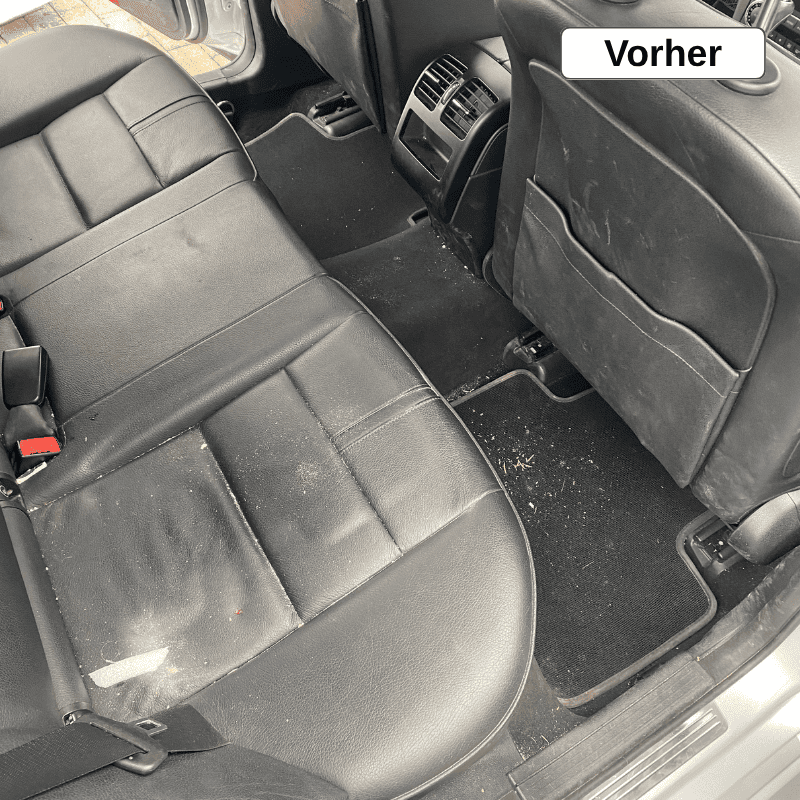 Dreckiger Fußraum hinten rechts vor der mobilen Innenraumreinigung