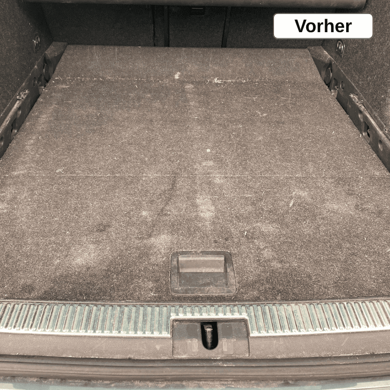 Verschmutzter Kofferraum vor der mobilen Innenraumreinigung in Augsburg