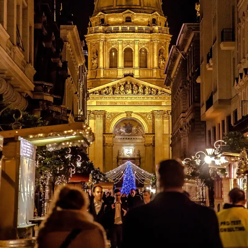 Marché de Noël devant la basilique Saint-Étienne à Budapest, la nuit