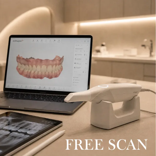 เครื่องสแกนช่องปาก 3Shape วางข้างโน้ตบุ๊กที่แสดงแบบจำลองฟัน 3 มิติ ที่คลินิก FOUND Dental
