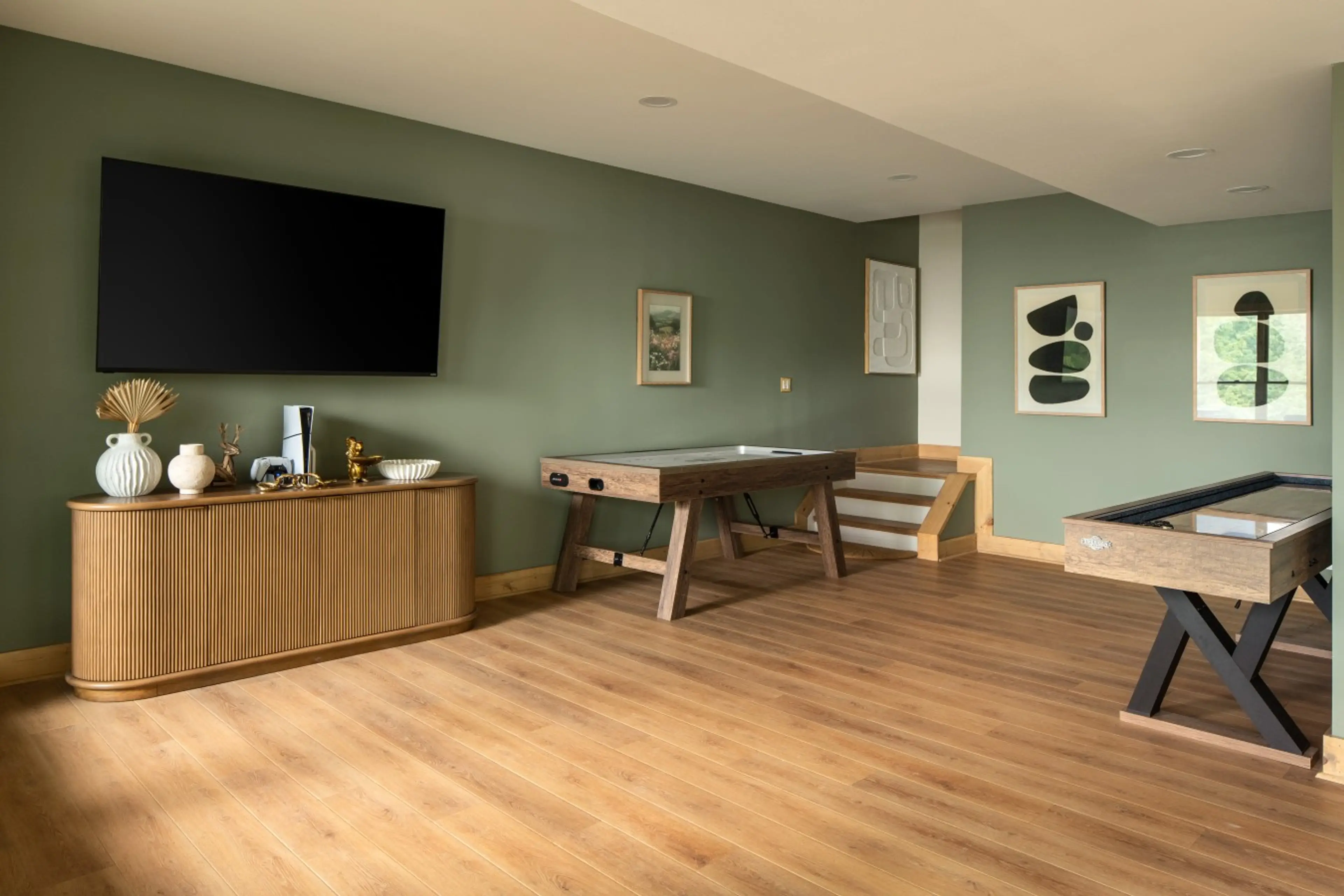 Game room at Solhaus Shenandoah with a ping pong table