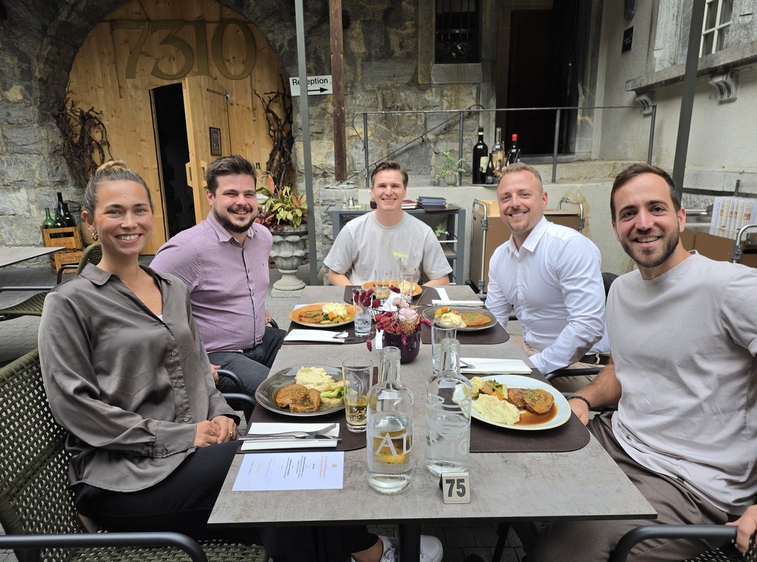 Lukas Hug beim gemeinsamen Abendessen mit einem Team