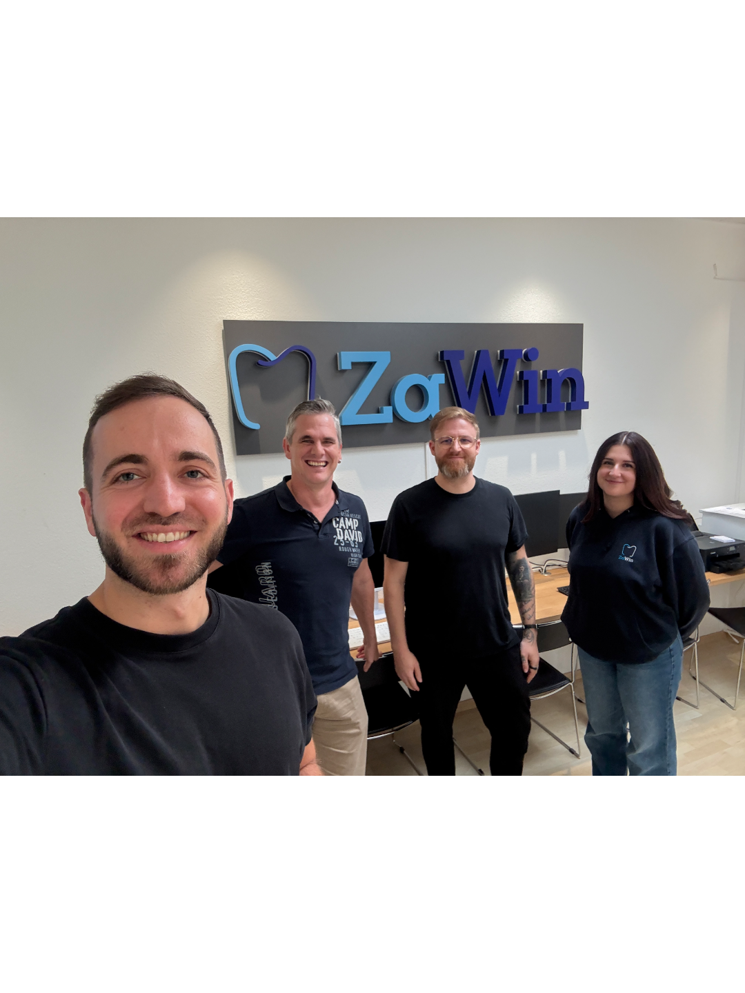 Lukas Hug mit dem Team von ZaWin