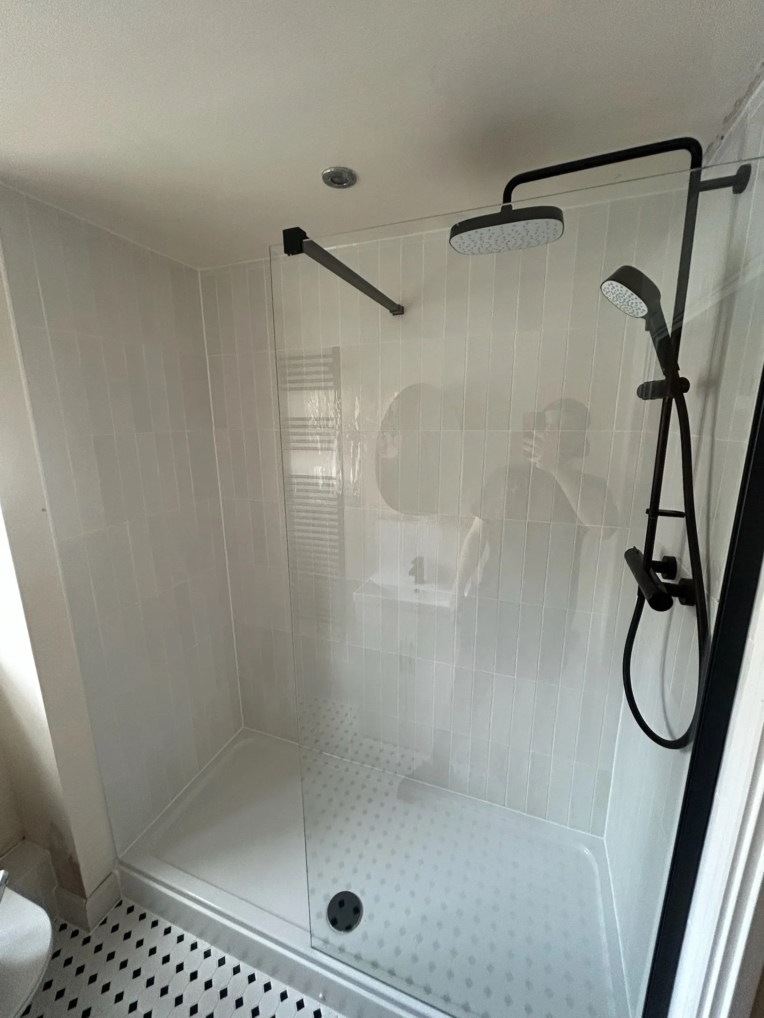 Black shower installation
