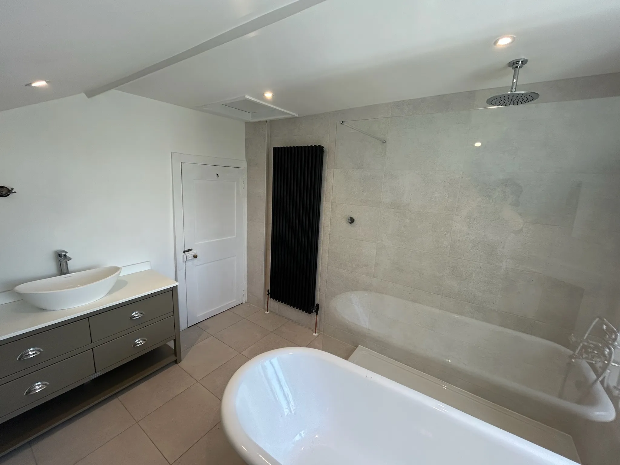 Bathroom installation with bath and screen