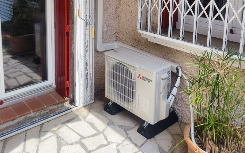 Installation de climatisation murale réversible dans une maison.