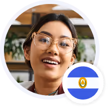 Mujer joven con gafas transparentes sonriendo dentro de un círculo, con un pequeño círculo superpuesto que muestra la bandera de El Salvador.