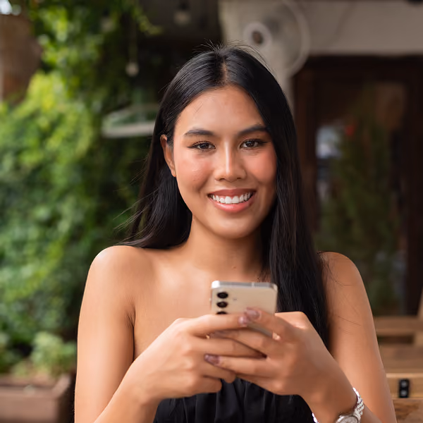 Mujer revisando su celular en la calle