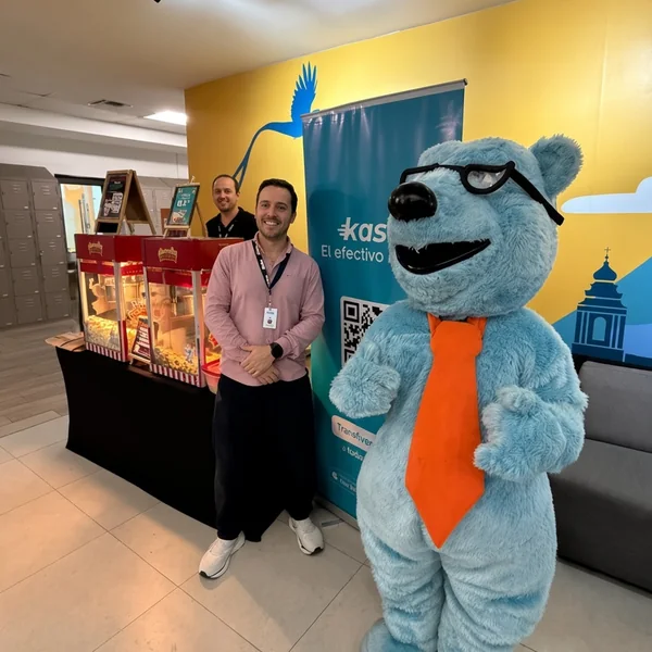 La mascota de Kash, un oso azul con anteojos, en un evento