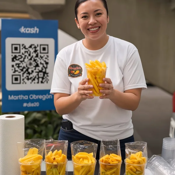 Promotora de Kash mostrando snacks junto a un código QR