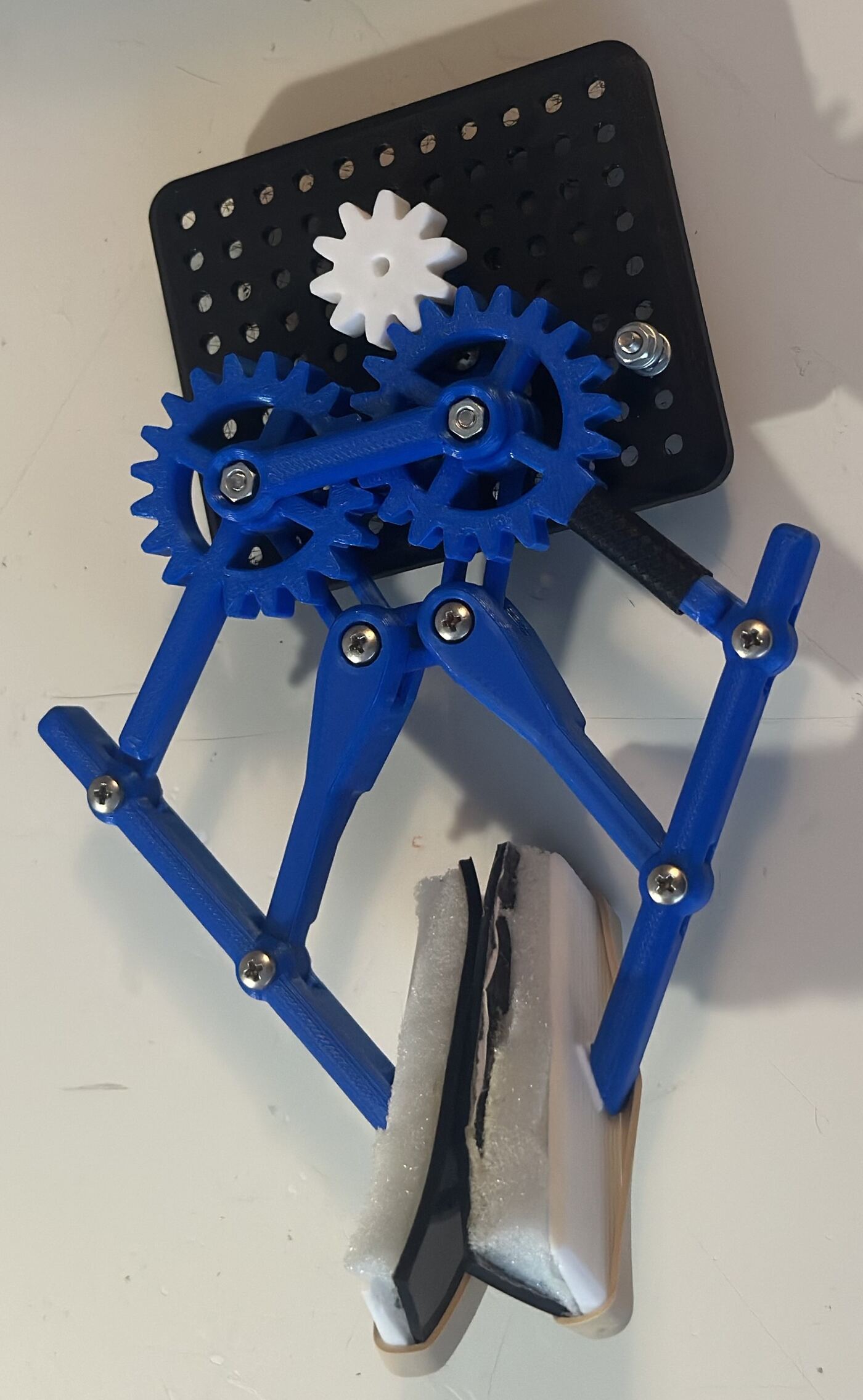 Final end-effector design mounted on the Q-Arm platform