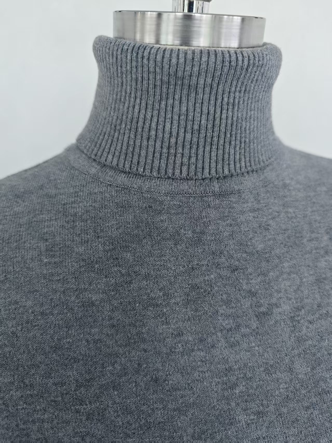 Turtleneck collar and fabric texture of ladies' sweater TF8663